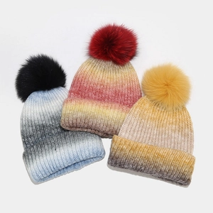 Lot de bonnets en tricot pour femmes avec grands pompons en fourrure et dégradés chic