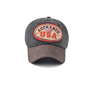 Détail de la broderie USA sur casquette en coton délavé avec visière en suède