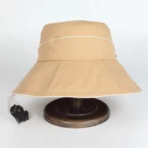 Chapeau bob kaki à large bord avec bordure blanche et cordon coupe-vent pour femmes