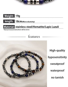 Détail d'un ensemble de bracelets en perles de lapis-lazuli et acier inoxydable sur plateau
