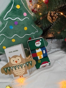 Lot de trois paires de chaussettes de Noël festives dans une boîte cadeau décorée
