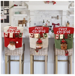 Détail de housse de chaise de Noël avec applique peluche bonhomme de neige sur tabouret