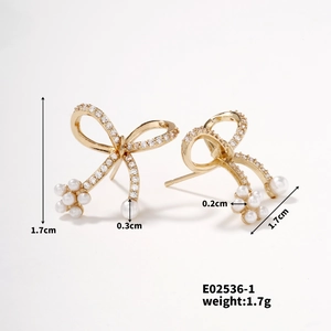 Detailed view of gold bow pearl earrings with size 1.7cm and weight 1.7g dimensions
