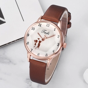Détail de la montre quartz Tadi pour femme avec boîtier or rose et bracelet brun