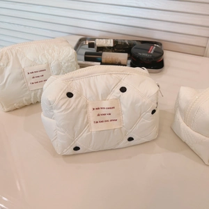 Trousse à maquillage matelassée brodée de style français en couleur blanc crème