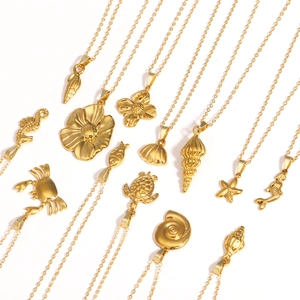 Goldene Edelstahlketten mit Meeresmotiven wie Muscheln und Meerjungfrauen auf weißem Grund