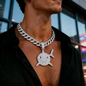 Collier hip hop avec pendentif requin en strass et chaîne cubaine argentée sur mannequin