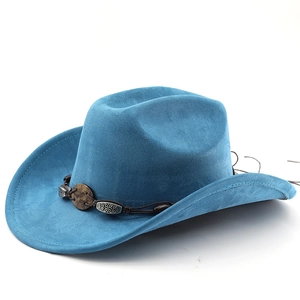 Détail du chapeau de cowboy bleu en daim avec bande de cuir tressé et perles ethniques