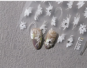 Makro-Detail von 5D-geprägten weißen Blumen-Nagelstickern mit silbernen Strasssteinen, TL-106