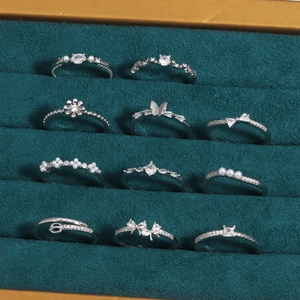 11-teiliges silbernes Ringset mit Kristallen und Perlen in einer grünen Samtschachtel