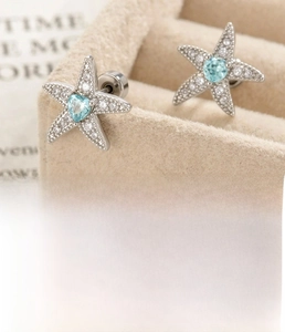 Macro detail of starfish cartilage stud with blue heart zircon and 0.8mm titanium steel post