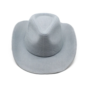 Chapeau de cowboy classique en denim bleu clair avec coutures renforcées sur fond blanc