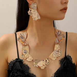 Set di Gioielli con Orecchini a Bottone a Fiore Pieghettati Irregolari Unici e Collana a Petalo di Foglia di Ginkgo per Donna Accessorio in Lega Metallica Statement