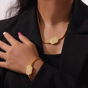 Set elegante collana e bracciale in oro con pendenti esagonali e diamanti brillanti