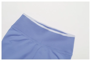 Dettaglio dei pantaloncini da yoga lilla blu senza cuciture con vita alta a coste a contrasto