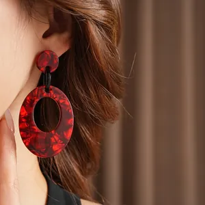 Vintage-Ohrringe mit roter Marmortextur und elegantem, hohlem, ovalem Tropfendesign