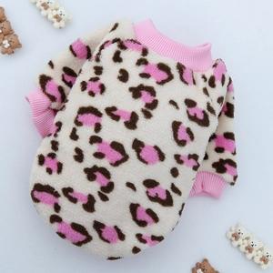 Détail du pull en flanelle léopard rose pour animaux avec poignets et ourlet côtelés