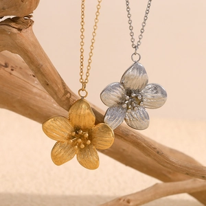 Colliers avec pendentifs fleurs en acier inoxydable plaqué or 18 carats sur branche