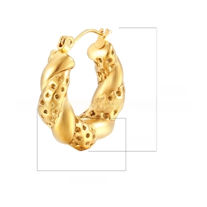 Vue détaillée des boucles d'oreilles dorées avec dimensions: 24mm de haut et 23.8mm
