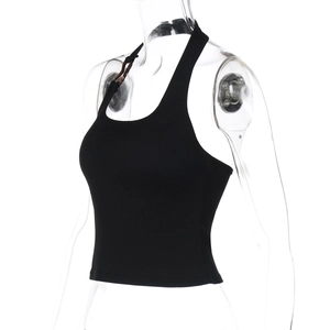 Λεπτομέρεια μαύρου ριμπ halter top με μεταλλικό κρίκο στο λαιμό και στενή γραμμή