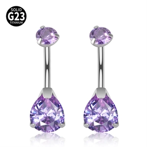 Dettaglio di piercing all'ombelico in zircone viola a goccia in titanio solido G23
