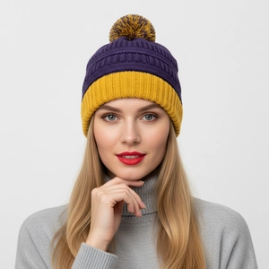Détail du bonnet en tricot bicolore violet et jaune avec pompon en fourrure douce