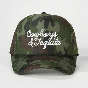 Cappello trucker mimetico con ricamo Cowboys & Tequila e rete traspirante
