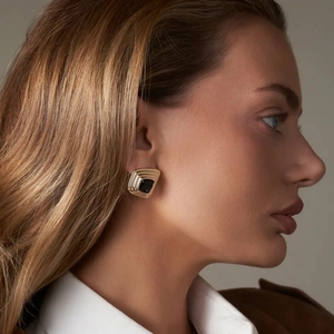 Boucles d'oreilles carrées vintage en acier plaqué or 18k avec émail noir sur modèle
