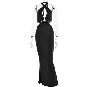 Détail de robe dos nu sexy avec anneau à la taille et texture de tissu plissé