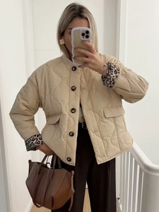 Beige quilted jacket with leopard print lining and ribbed collar in fashionable casual style