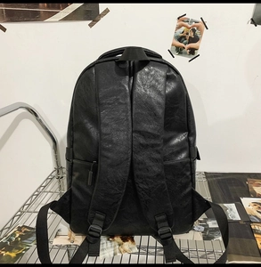 Dettaglio del retro con spallacci imbottiti regolabili sullo zaino in pelle PU nera