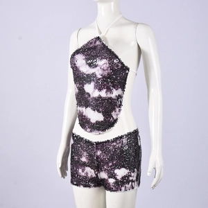 Detail von lila und weißem Pailletten-Halter-Top und Shorts mit Farbverlauf und Glanz