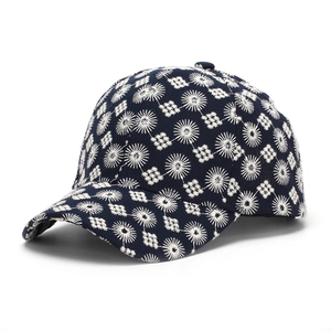 Detalle del bordado en una gorra de jacquard azul marino con motivos florales