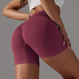 Dettaglio degli shorts yoga bordeaux a vita alta con arricciatura push up e bordo a coste