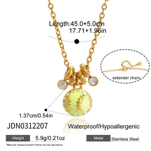 Detail der 18K Gold-Edelstahlkette mit Baseball-Anhänger und den Größenparametern
