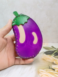 Porte-monnaie en cuir fait main en forme d'aubergine avec finition violette et tige verte