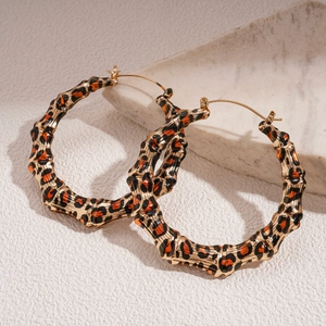 Boucles d'oreilles créoles dorées motif léopard avec texture bambou style rétro