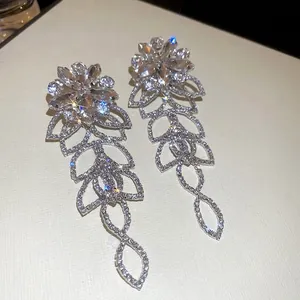 Boucles d'oreilles fleurs argentées avec cristaux étincelants et design feuilles creux