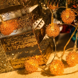 Guirlande lumineuse boules en métal doré chaud pour décoration de sapin et ambiance de Noël