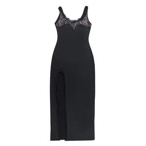 Détail du décolleté en dentelle noire et fente latérale sur la robe mi-longue