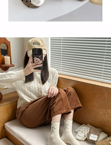 Detail von beige Socken mit Bärenstickerei kombiniert mit lässigem Herbstoutfit