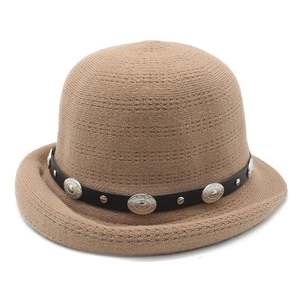 Chapeau cloche en tricot kaki élégant avec ceinture en cuir noir et clous argent
