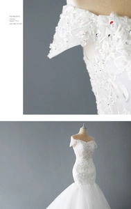 Détails de broderie en dentelle complexe avec paillettes sur une robe de mariée sirène à épaules nues