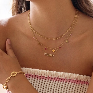Set di collane a strati placcate oro 18K con spilla love e ciondolo a cuore rosa