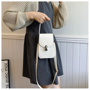 Détail du petit sac à main blanc à motif marbré avec fermoir rotatif et bandoulière
