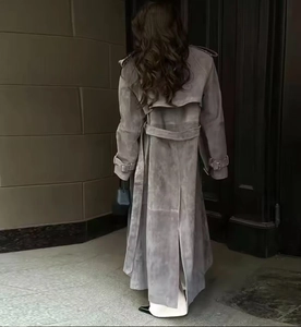 Détails du dos et de la ceinture du trench-coat en daim taupe avec une coupe ample chic
