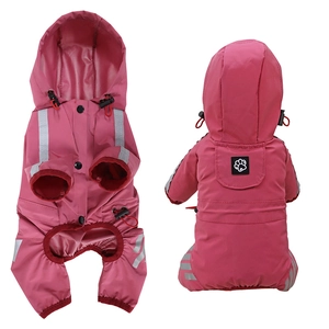 Détail de l'imperméable rose pour chien avec bandes réfléchissantes et capuche