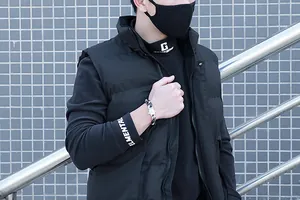 Gros plan d'un bracelet à gros maillons argentés avec fermoir carré sur un poignet