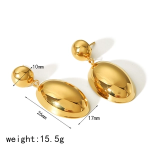 Vue détaillée des boucles d'oreilles ovales plaquées or 18K avec sphères et dimensions