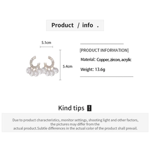 Fiche technique montrant dimensions et matériaux des boucles d'oreilles créoles à pampilles